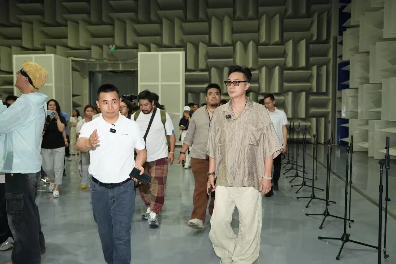 影帝探訪硬核智造 吳鎮宇點贊東風星海V9消聲室靜謐實力